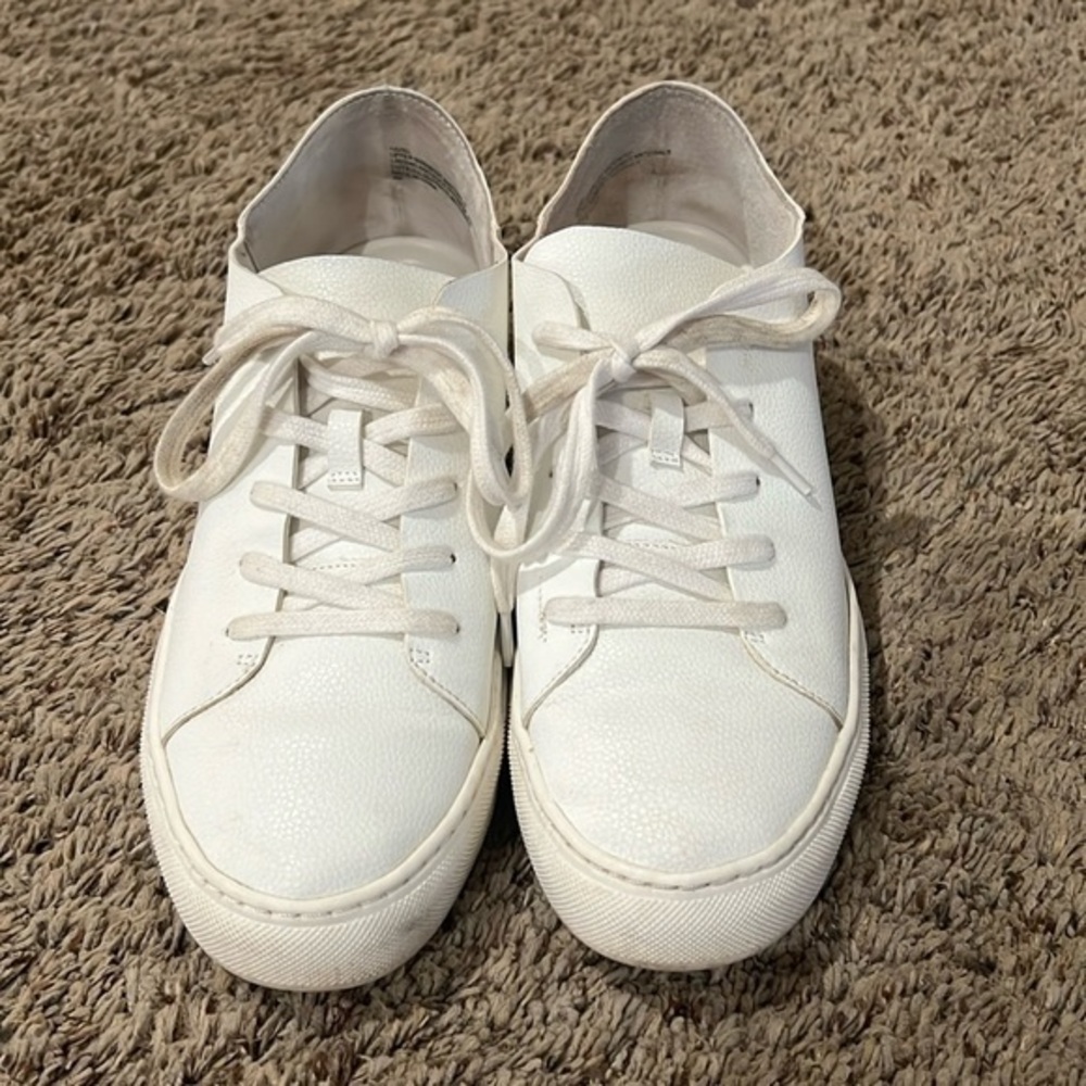 White Wonderly sneakers. Size 9.